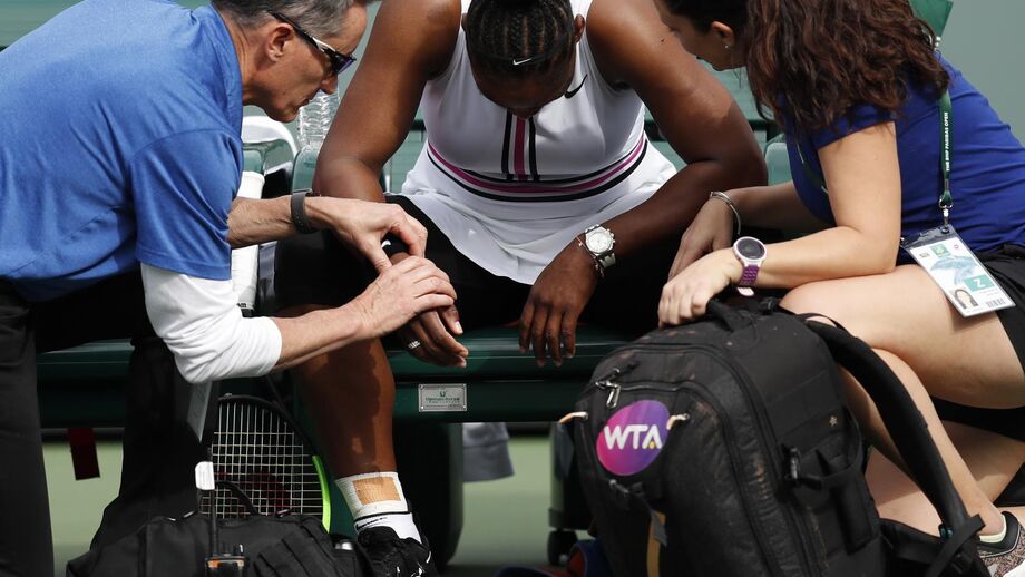 Serena Williams passa mal em court