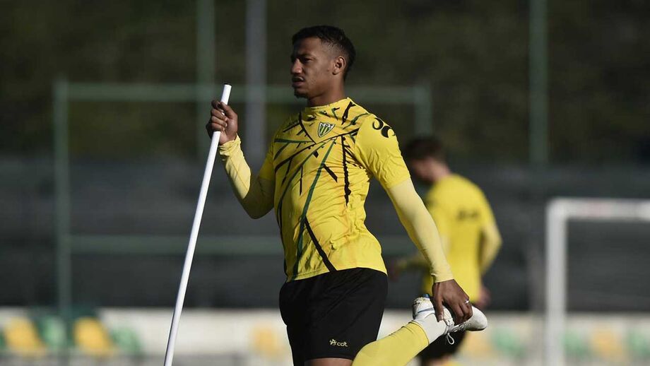 Moufi e Tembeng aceleram para a receção ao Feirense