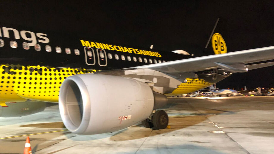 Um azar nunca vem só: adeptos do Schalke 04 voltaram à Alemanha... no avião do inimigo