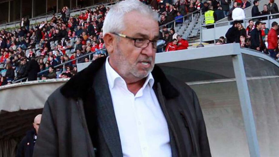 Carlos Pinho está no banco de suplentes