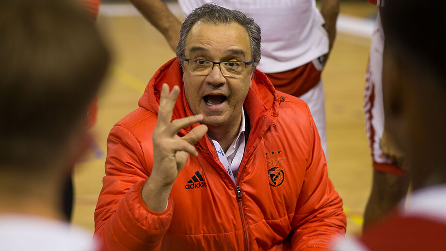 Carlos Lisboa avança para render Álvarez