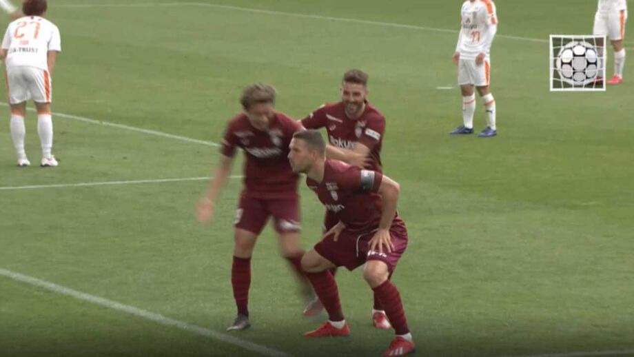 Iniesta assistiu, caiu e viu Podolski a celebrar à lutador de sumo
