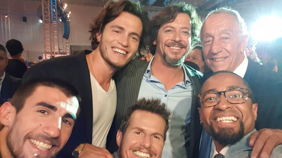 Elenco de 'Alguém Perdeu' tira selfie com Presidente