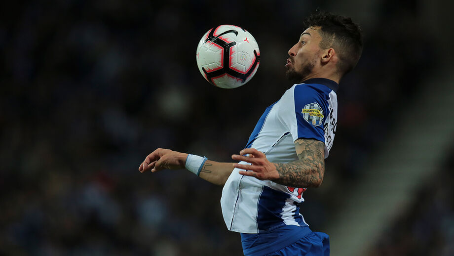 Alex Telles multiplicou por seis