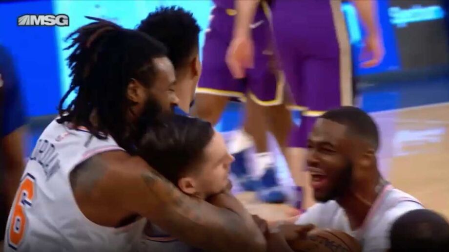 NBA: 'Abafo' incrível de Hezonja a LeBron garante vitória dos Knicks frente ao Lakers