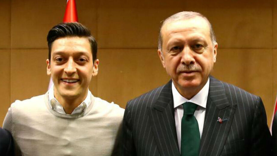 Özil alvo de críticas por convidar Erdogan para o casamento