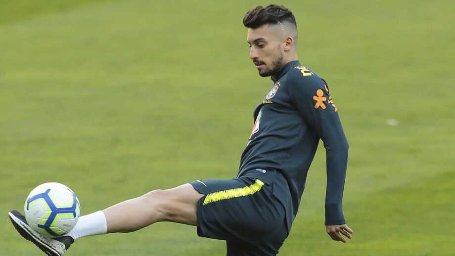 Alex Telles integra em pleno treino da seleção brasileira