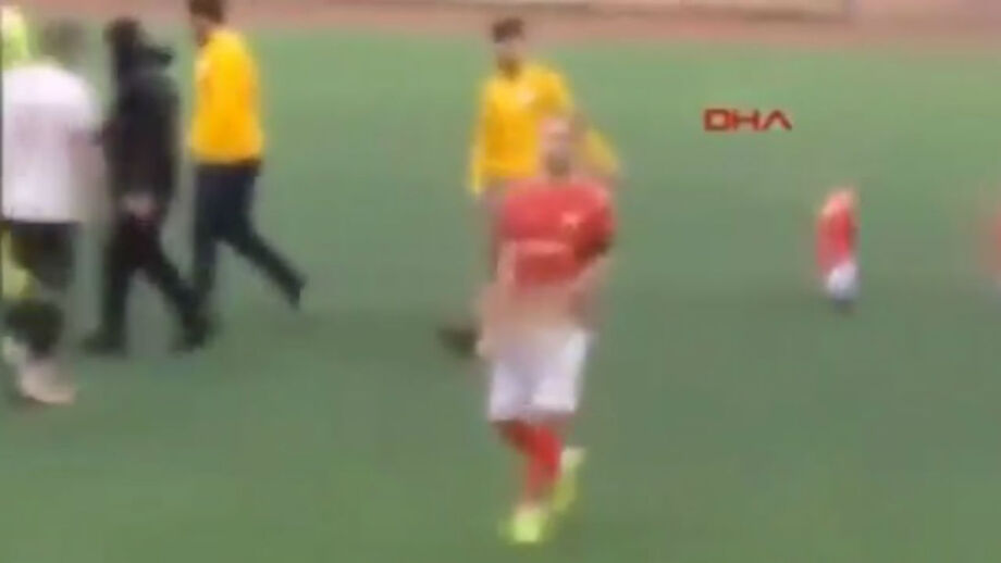 Jogador turco mostra os genitais aos adeptos adversários