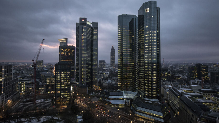 Fusão Deutsche Bank-Commerzbank pode cortar 10 mil postos de trabalho em Frankfurt