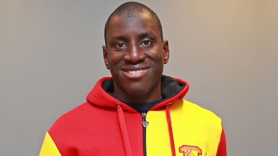 Demba Ba ‘atira-se’ ao Daily Mirror com unhas e dentes