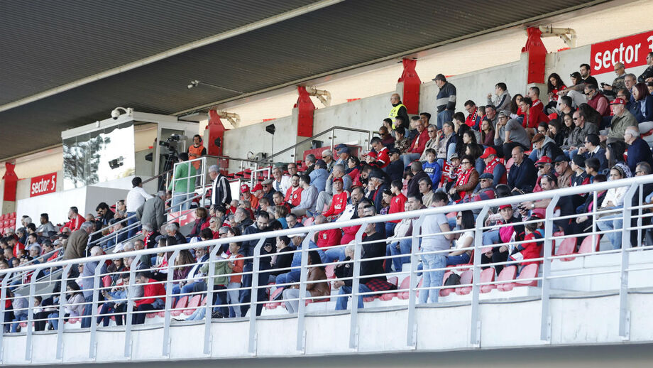Bruno Lage abre as portas do treino do Benfica e os adeptos comparecem em massa