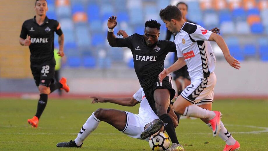 Reforço de inverno Femi Balogun realiza primeiro treino pela Académica