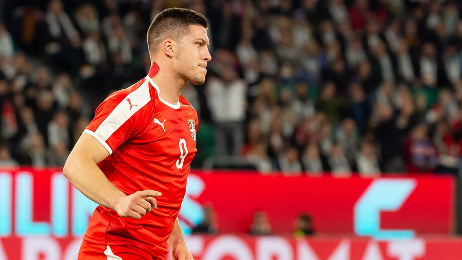 Sérvia trava Alemanha com golo de Jovic