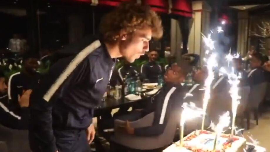 Bolo, velas flamejantes e cantorias na seleção francesa em dia de aniversário de Griezmann