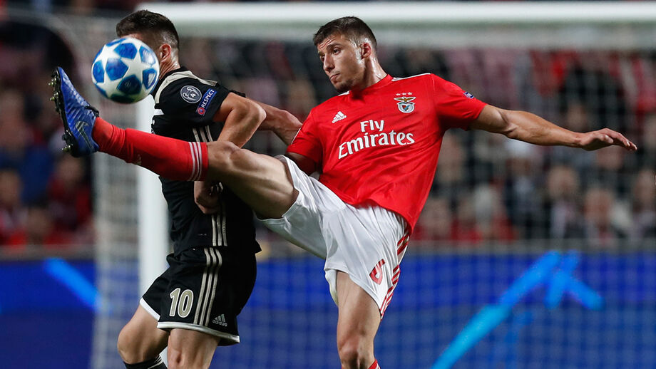 Contratar um central é prioritário para o Benfica