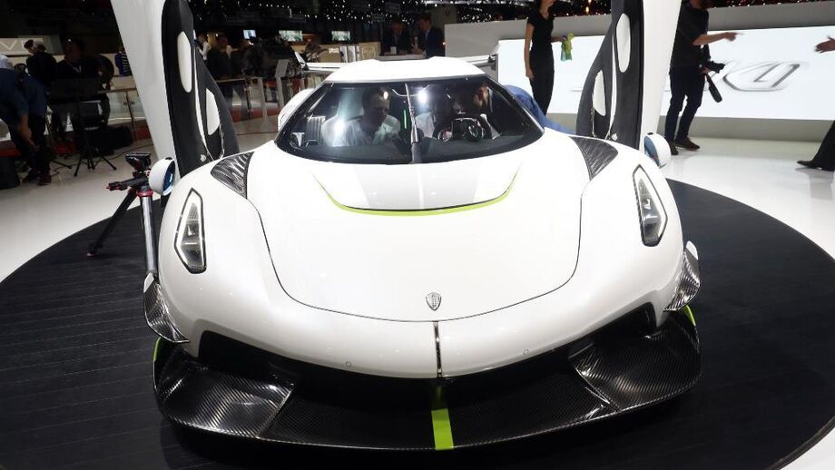 Koenigsegg Jesko de 2,5 milhões esgotou num instante: a piloto Carina Lima ficou rendida
