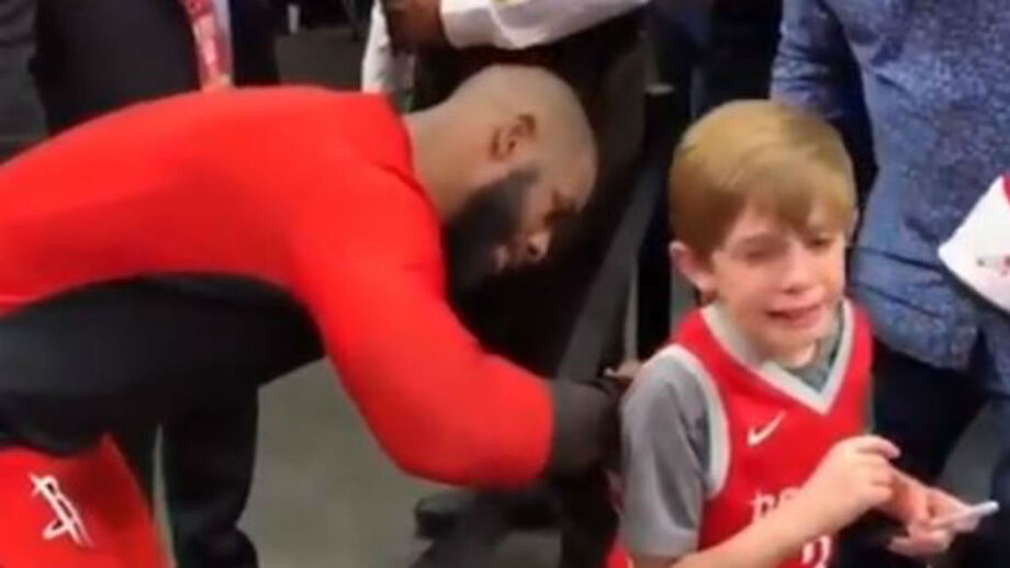 Criança desata a chorar depois de conhecer ídolo: Chris Paul oferece momento especial