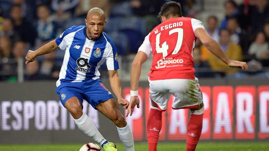 Brahimi à procura da reação