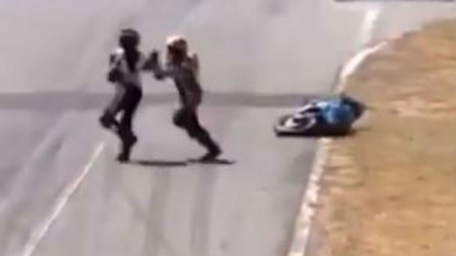 Surreal: uma moto, dois pilotos, uma boleia indesejada e murros em plena pista