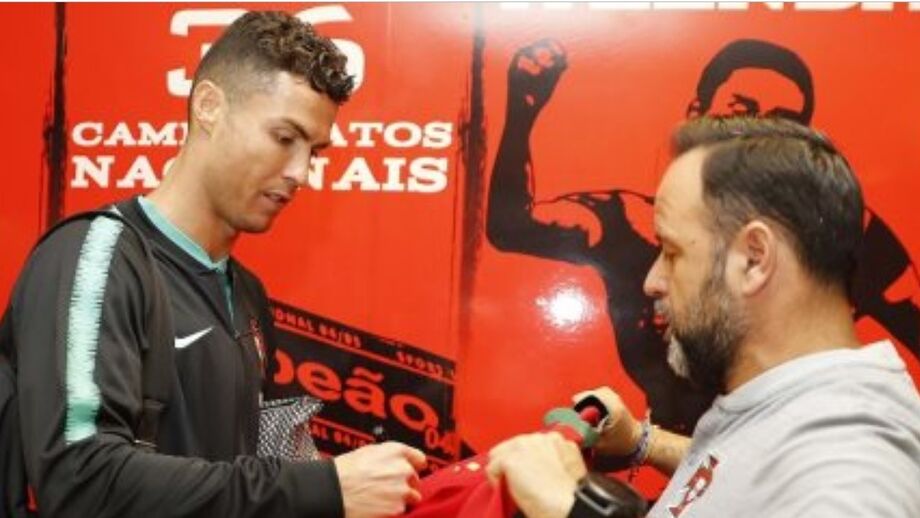 Jogadores da Seleção Nacional autografam camisolas para ajudar Moçambique