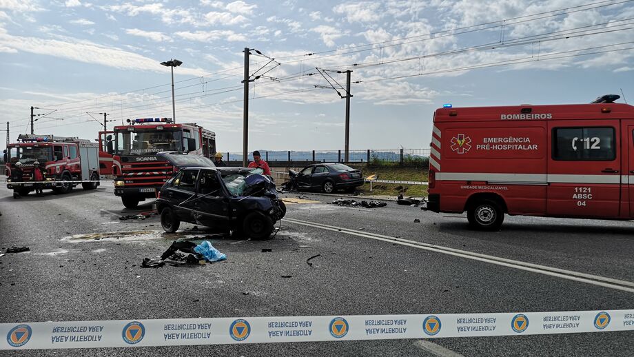 Violenta colisão frontal faz um morto e corta Avenida Marginal