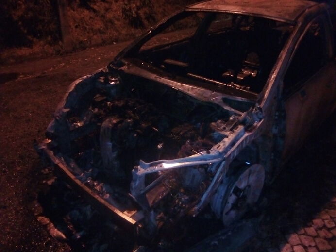 Cinco carros totalmente destruídos após incêndio em Queijas