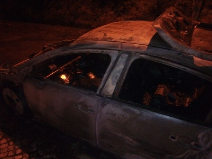 Cinco carros totalmente destruídos após incêndio em Queijas