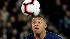 Paris SG empata em casa com Estrasburgo e adia festa do título