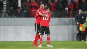 Benfica vira jogo polémico rumo à goleada e mantém a liderança