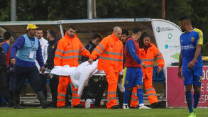 Jogador do Gondomar cai inanimado junto ao banco e gela bancadas