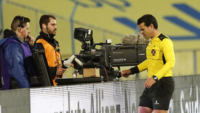 Árbitros pedem investimento na tecnologia da linha de fora de jogo