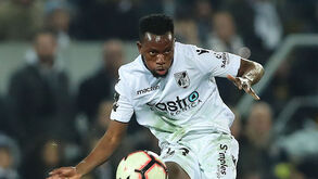 Joseph subiu ao relvado e já corre para o regresso