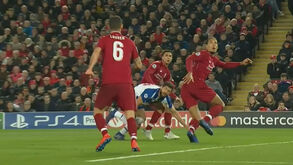 FC Porto pediu penálti sobre Felipe na área do Liverpool