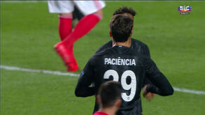 Gonçalo Paciência saltou do banco para marcar ao Benfica