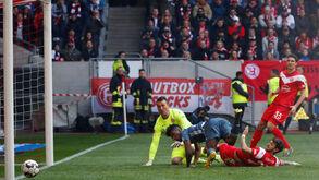 Bayern Munique goleia e regressa à liderança