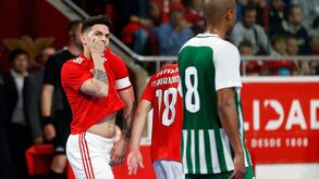 Benfica atira Rio Ave para a segunda