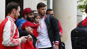 Benfica com apoio reforçado em Frankfurt: 'caça' aos autógrafos e fotografias