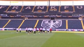 Salvio em pleno no treino de adaptação do Benfica em Frankfurt