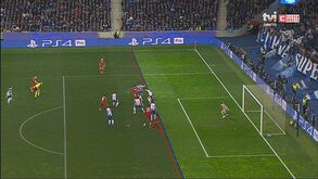 O primeiro golo do Liverpool ao FC Porto: árbitro anulou mas VAR validou posteriormente