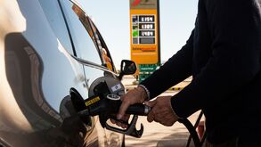 Combustível vai ser racionado: cada carro só tem direito a 15 litros