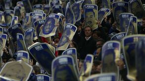 Dragão de gala até se levantou depois do... 0-2