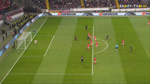 Polémica em Frankfurt: Eintracht abriu o marcador num lance em que o Benfica pediu fora de jogo