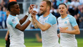 Marselha vence em Guingamp e sobe provisoriamente ao 4.º lugar