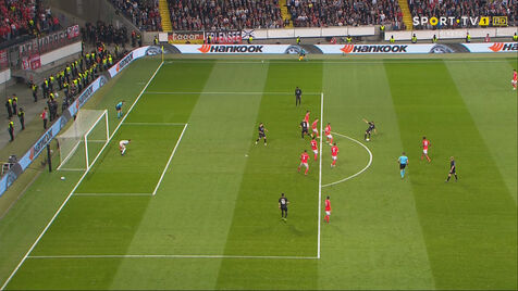 Polémica em Frankfurt: Eintracht abriu o marcador num lance em que o Benfica pediu fora de jogo