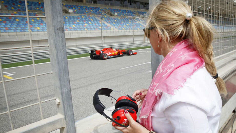 Mulher de Schumacher assistiu orgulhosa à estreia do filho pela Ferrari