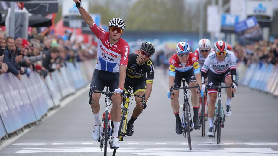 Mathieu van der Poel vence clássica belga Dwars door Vlaanderen