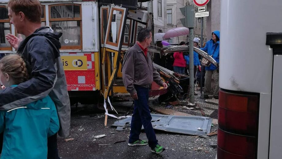 Choque entre autocarro e elétrico faz cinco feridos em Lisboa