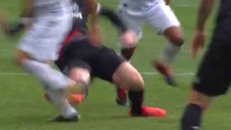 Entrada arrepiante de Wayne Rooney em jogo da MLS valeu-lhe a expulsão