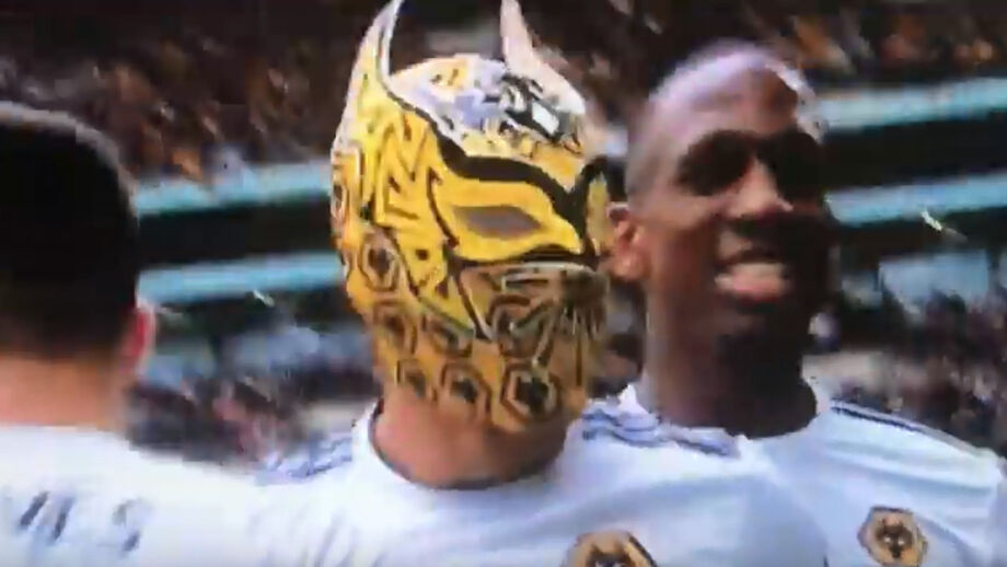 Raul Jiménez fez grande golo e festejou com a máscara de Sin Cara