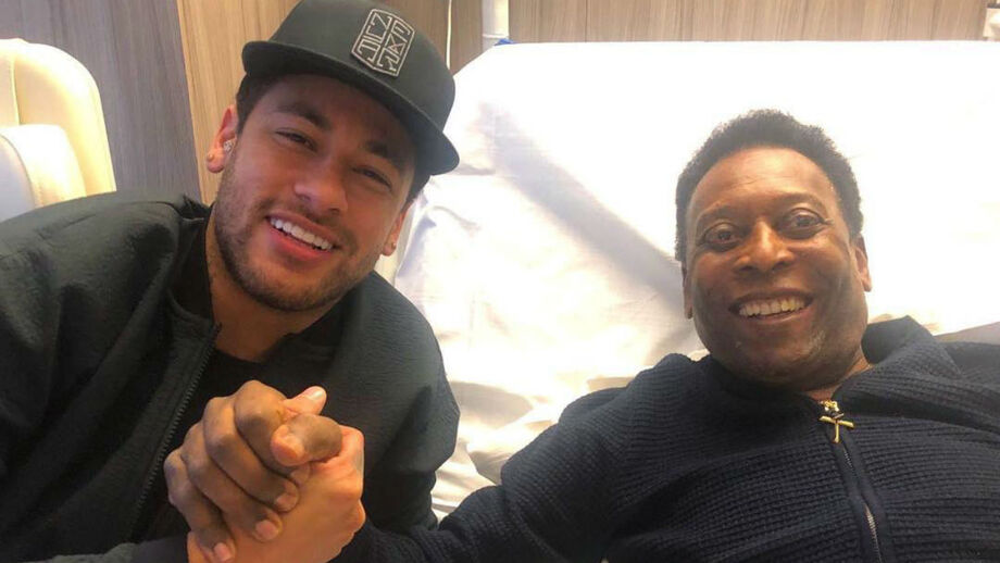 Neymar visita Pelé no hospital em Paris